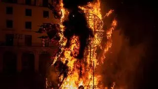 Hogueras y barracas se "plantan" ante el Ayuntamiento de Alicante por las exigencias de seguridad y la falta de organización a un mes de las fiestas