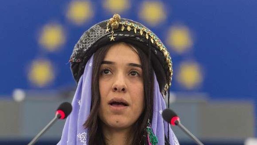 Nadia Murad, arriba, en una comparecencia ante el Parlamento Europeo. Sobre estas líneas, el doctor Denis Mukwege.