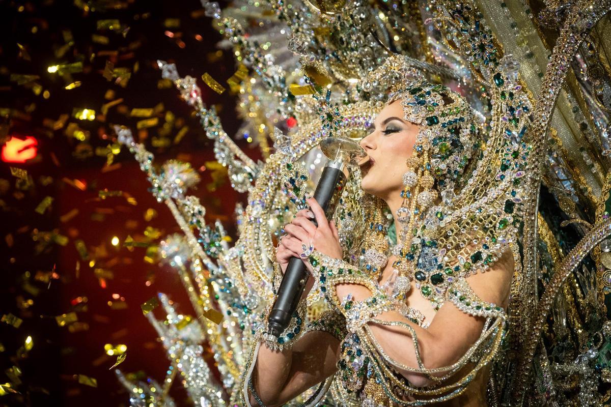Elizabeth Ledesma Laker, reina del Carnaval de Santa Cruz de Tenerife 2025 con un diseño de Alexis Santana, en representación de McDonald's y EL DÍA.