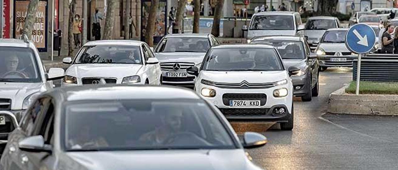 El humo de los coches es el principal factor de contaminación del aire de la ciudad debido a la producción de óxidos de nitrógeno.