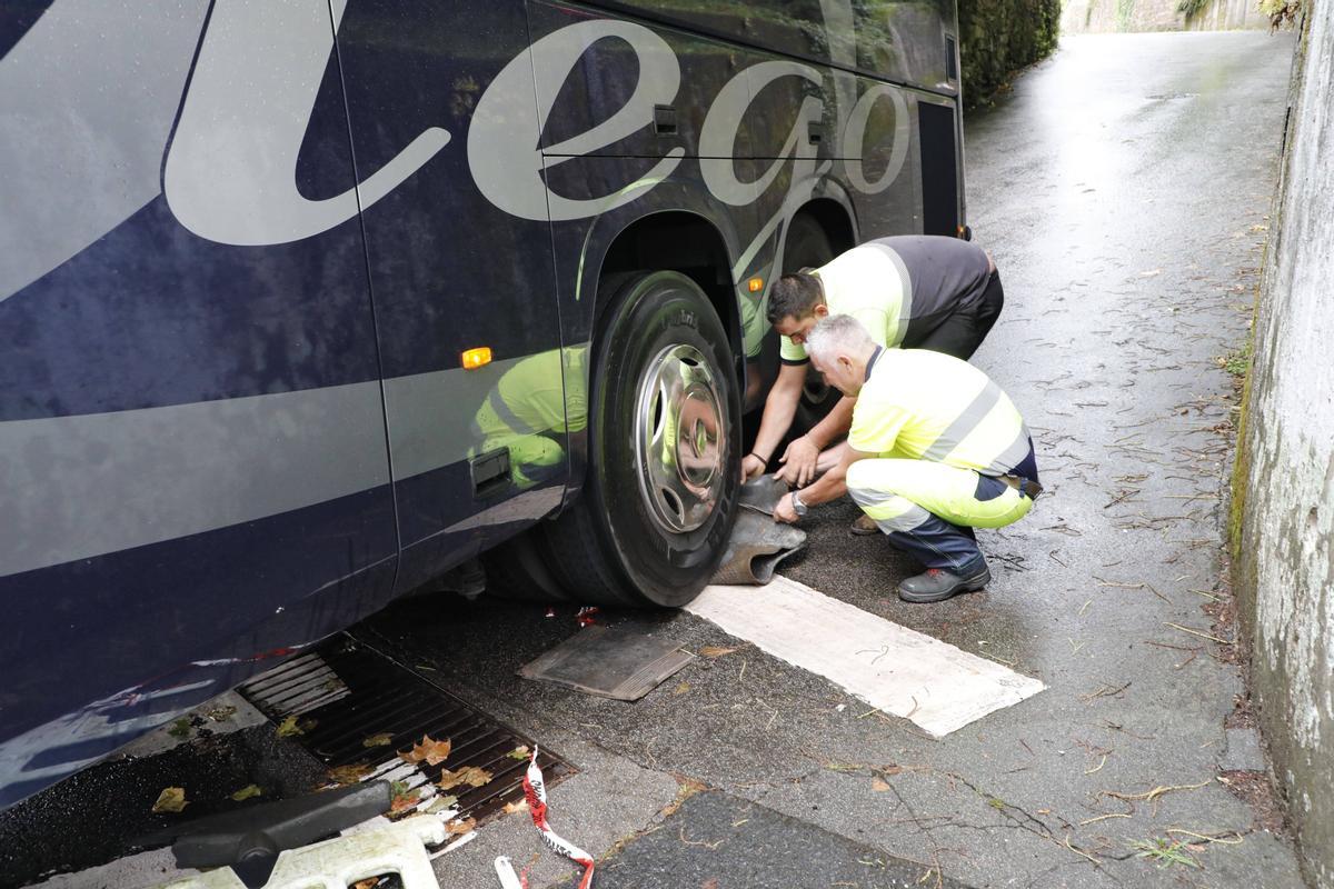 Un autobús queda atascado en Santiago de Compostela por culpa del GPS