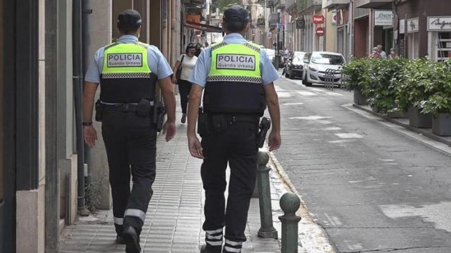 Dos agents de la Guàrdia Urbana de Figueres patrullant pel centre de la ciutat, en una imatge d&#039;arxiu.