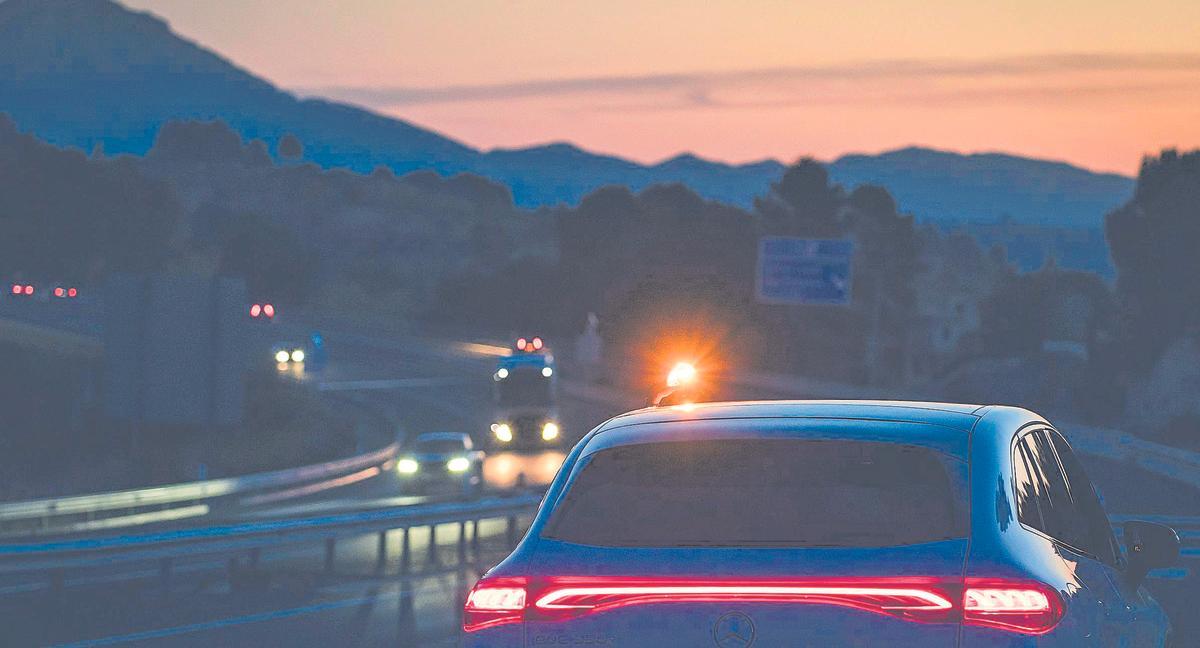 Un coche con la  baliza de Erum Group, que se ancla al techo a través de una base con dos imanes y no requiere salir del coche para colocarla.