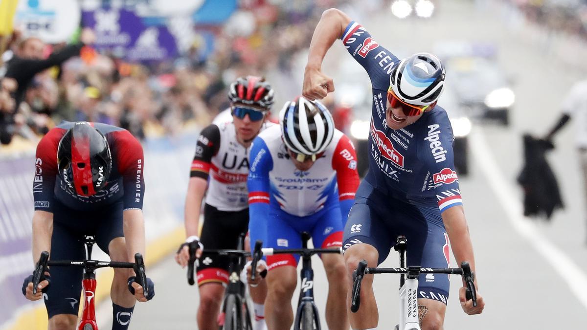 Oudenaarde (Belgium), 03/04/2022.- Dutch cyclist Mathieu van der Poel (R) of AlpecinñFenix wins the Tour of Flanders cycling race over 272.5km from Antwerpen to Oudenaarde, Belgium, 03 April 2022. (Ciclismo, Bélgica, Amberes) EFE/EPA/JULIEN WARNAND