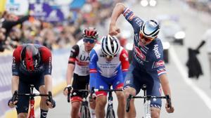 Van der Poel guanya i Pogacar engrandeix el Tour de Flandes