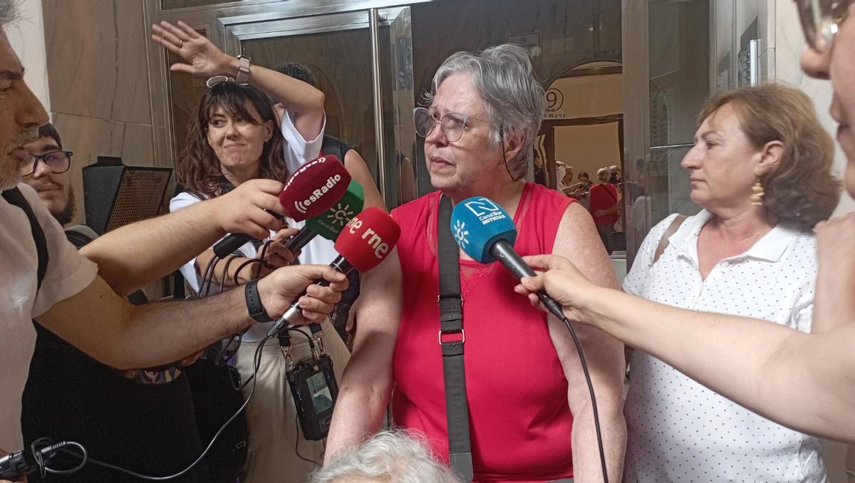 Marisol Troncoso, en el momento en que comunicó que había recibido el alojamiento temporal in extremis, tras salir del piso.