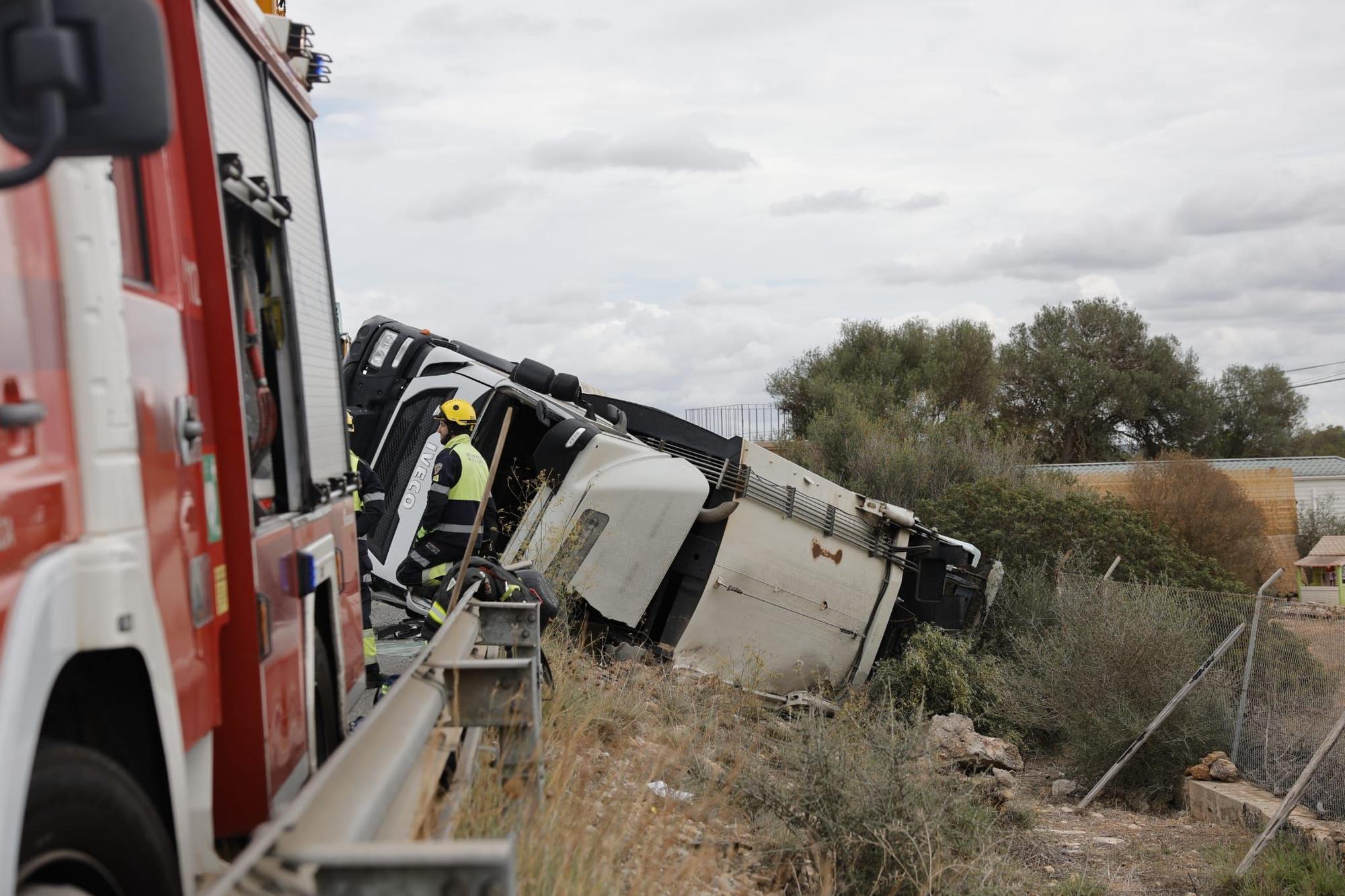 Tres trabajadores heridos al volcar un camión de basura en Llucmajor