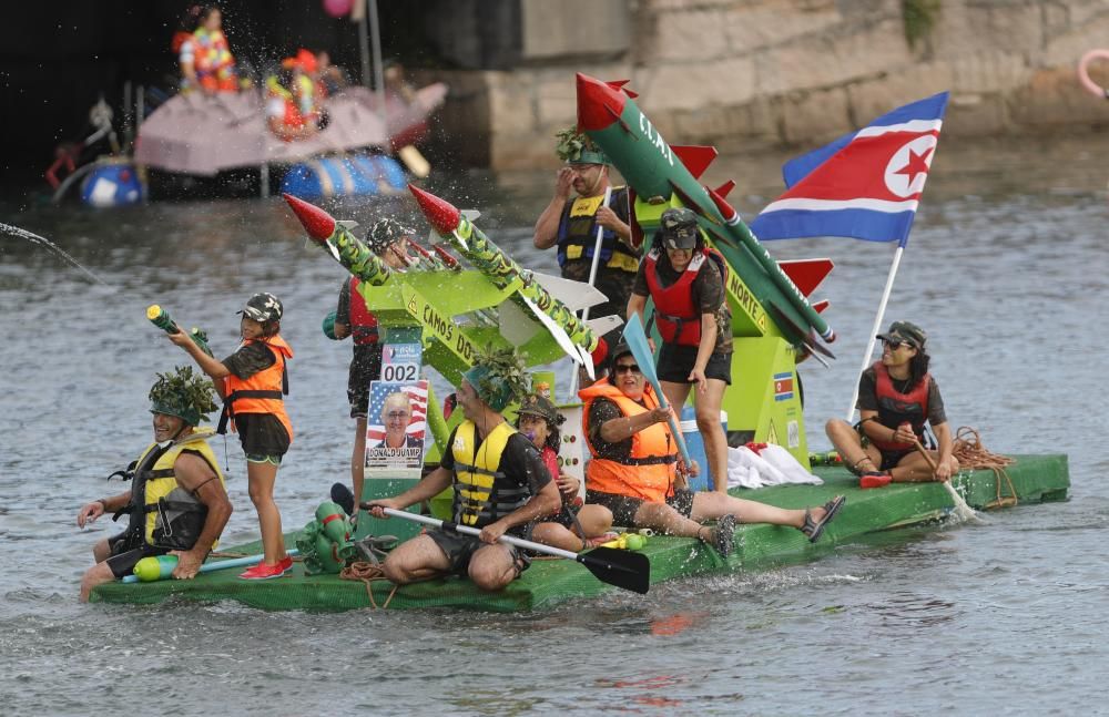 Un centenar de participantes a bordo de trece "artefactos flotantes" participan en la divertida prueba en A Ramallosa.