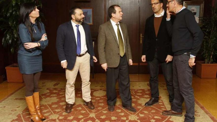 Giráldez, Ferreira, Caballero, Rodal y González ayer, minutos antes de empezar la reunión. // R. Grobas