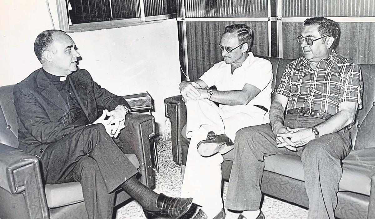 El obispo Ramón Buxarrais en 1977 en la redacción de Ideal en Málaga con Guillermo Jiménez Smerdou y Pedro Antúnez