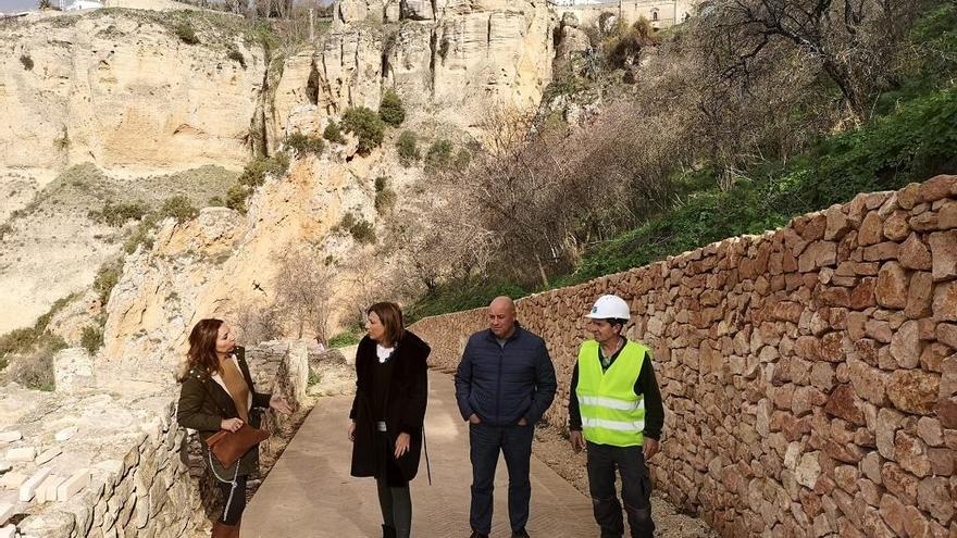 La alcaldesa, María de la Paz Fernández, visita las obras.