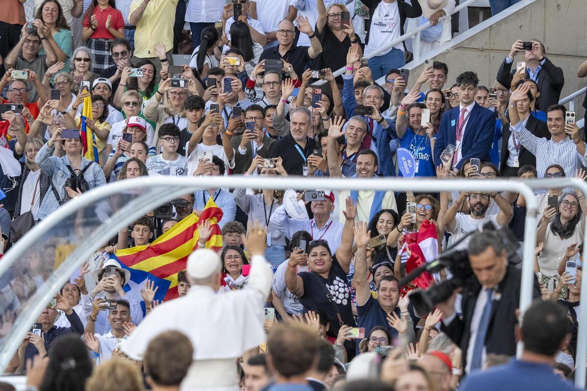 Vigilia del Papa León XIV en el Estadio Olímpico Lluís Companys.