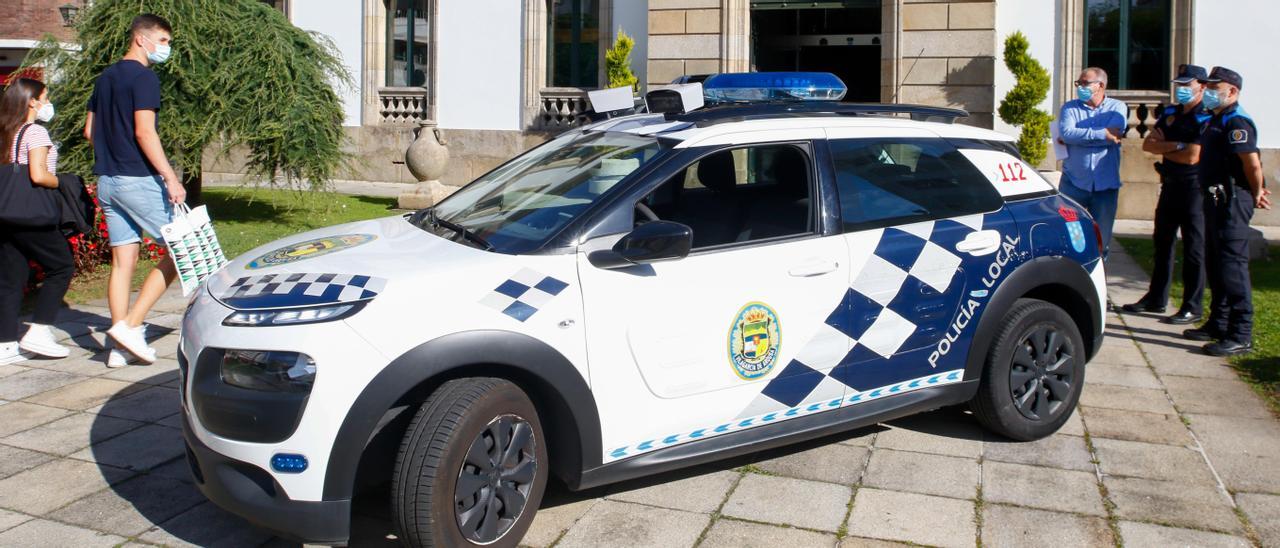 El vehículo de lector de matrículas de la Policía Local de Vilagarcía.