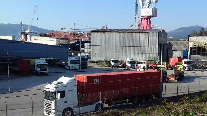 Camiones aparcados en el estacionamiento de la terminal de mercancías de Adif en Guixar. // FdV