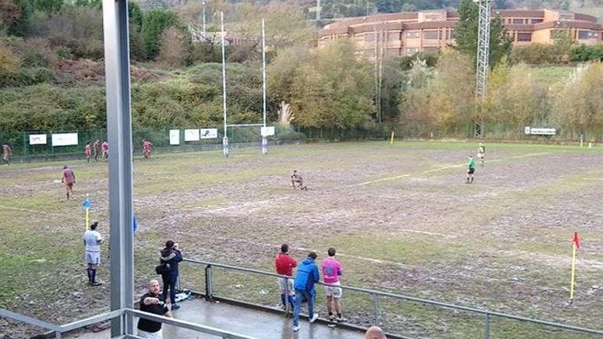 Aspecto del campo del Naranco en el partido de ayer.