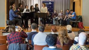 Lectores de EL PERIÓDICO asisten a un ensayo de ’Fang i setge’ en el auditorio de la SGAE.