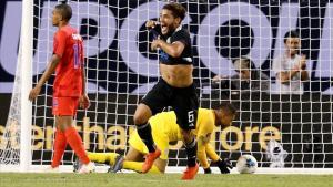 Jonathan Dos Santos celebra un gol con la camiseta de México