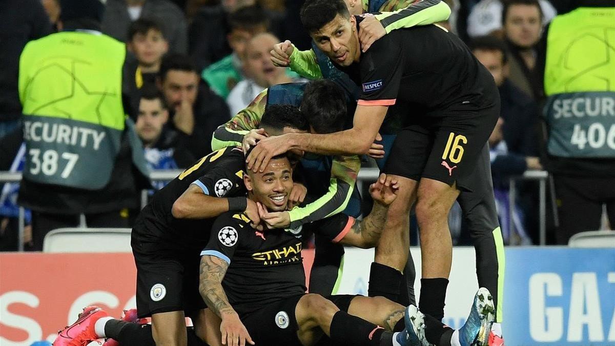 Los jugadores del CIty celebran uno de los goles anotados en el Bernabéu