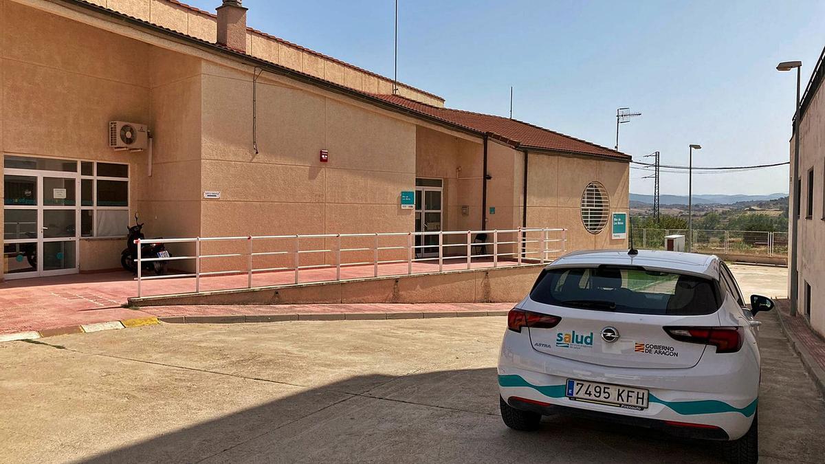 Tranquilidad absoluta en el centro de salud de Mas de las Matas, ayer por la mañana, previo al puente de agosto.  | SERVICIO ESPECIAL