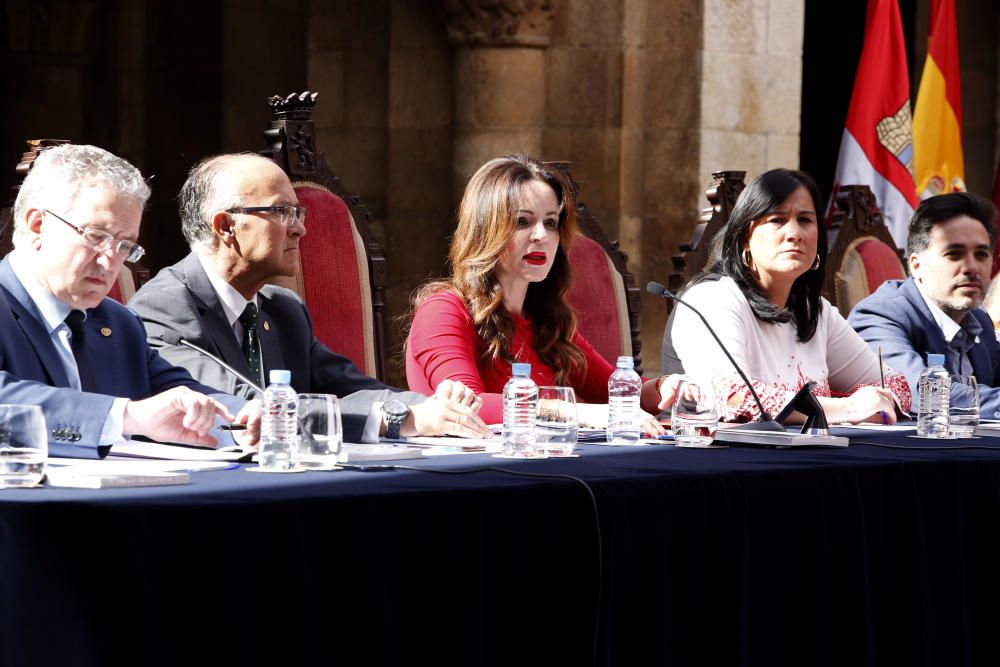 Diversos momentos del Pleno de las Cortes en León