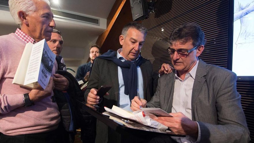 Mario Alberto Kempes firma ejemplares de su libro «Matador, mi autobiografía», ayer en Mestalla.