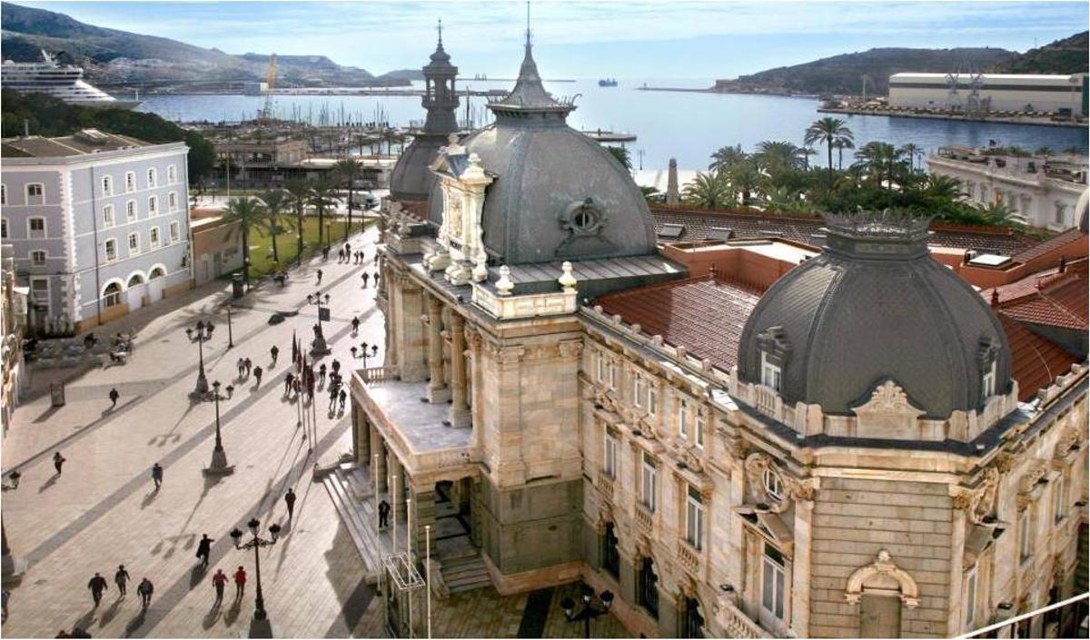Vista aérea de la fachada del Ayuntamiento de Cartagena y el puerto.