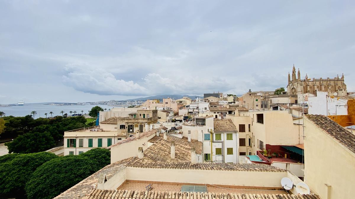 Wolken über Palma: In den kommenden Tagen soll es kühler werden auf Mallorca.