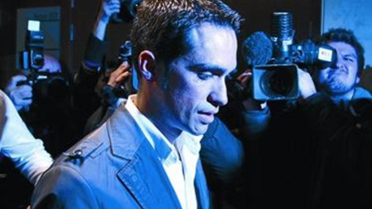 Contador, ayer, se dirige hacia la conferencia de prensa, en un hotel de la localidad de Pinto.