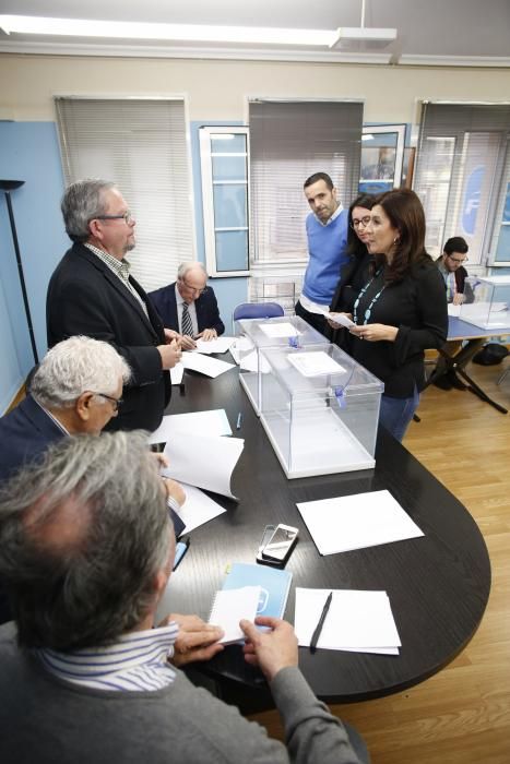 Carmen Maniega Vota en las primaras del PP en la sede de Avilés.