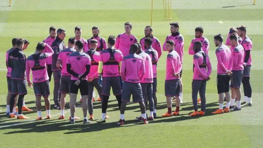 Muñiz charla con los jugadores durante el entrenamiento de ayer en Orriols.