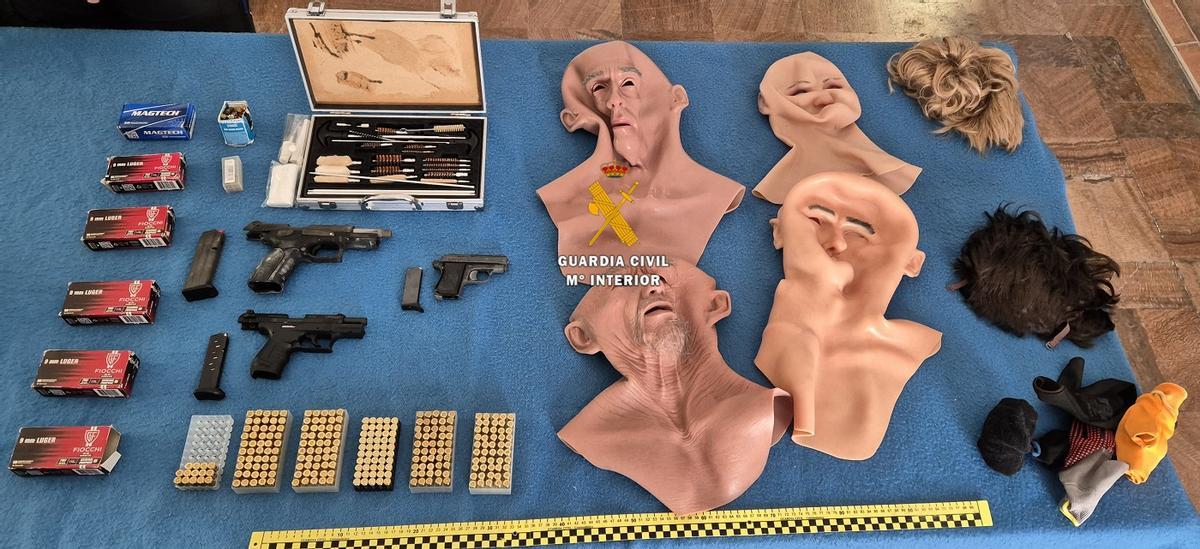 Armas. munición, máscaras y pelucas recuperadas.