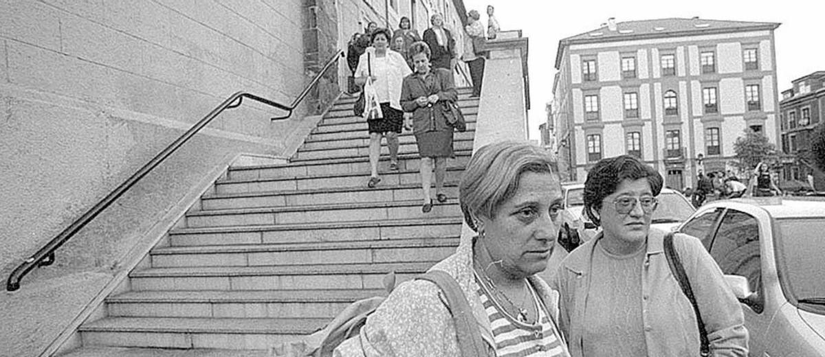 Varias trabajadoras, tras conocer la decisión del cierre de la fábrica de tabacos, en el año 2000. | MARCOS LEÓN