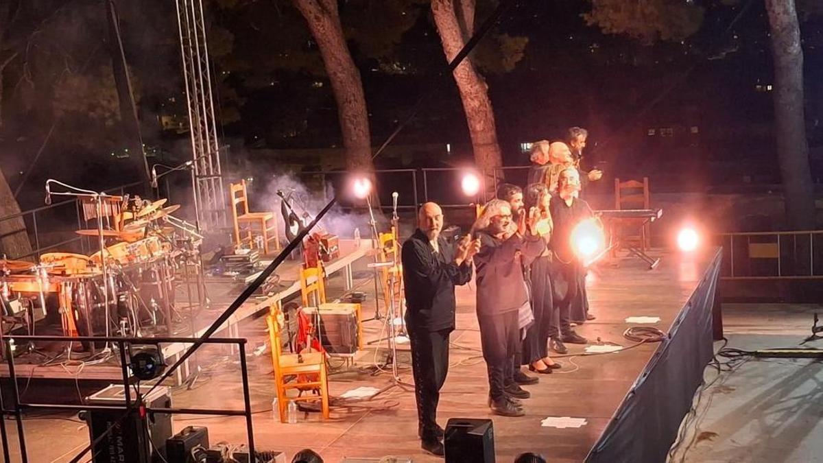 Los músicos de Luar Na Lubre devuelven al público al gran aplauso del final del concierto