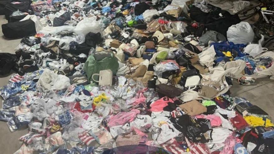 Golpe al ‘top manta’: confiscan cerca de 8.000 artículos en tres operaciones en el litoral de Castellón