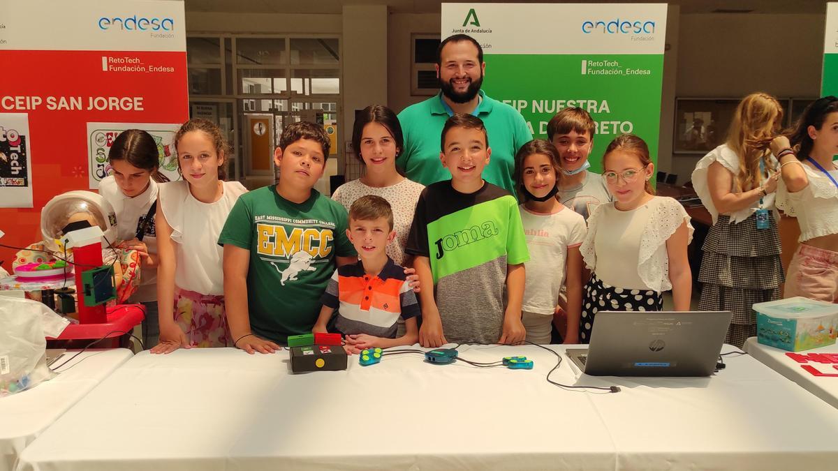 Los alumnos ganadores, con el coordinador de robótica, Josema Montero.