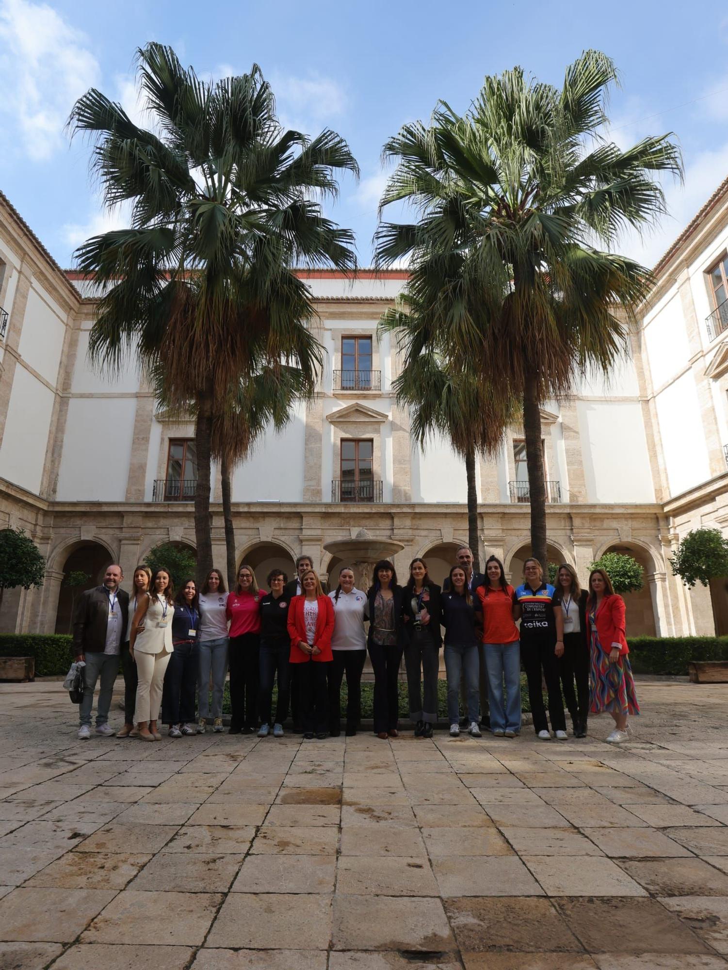 Teika presenta su apuesta por el deporte femenino ‘Juegan ellas, ganamos todos’ a la Ministra de Igualdad, Ana Redondo