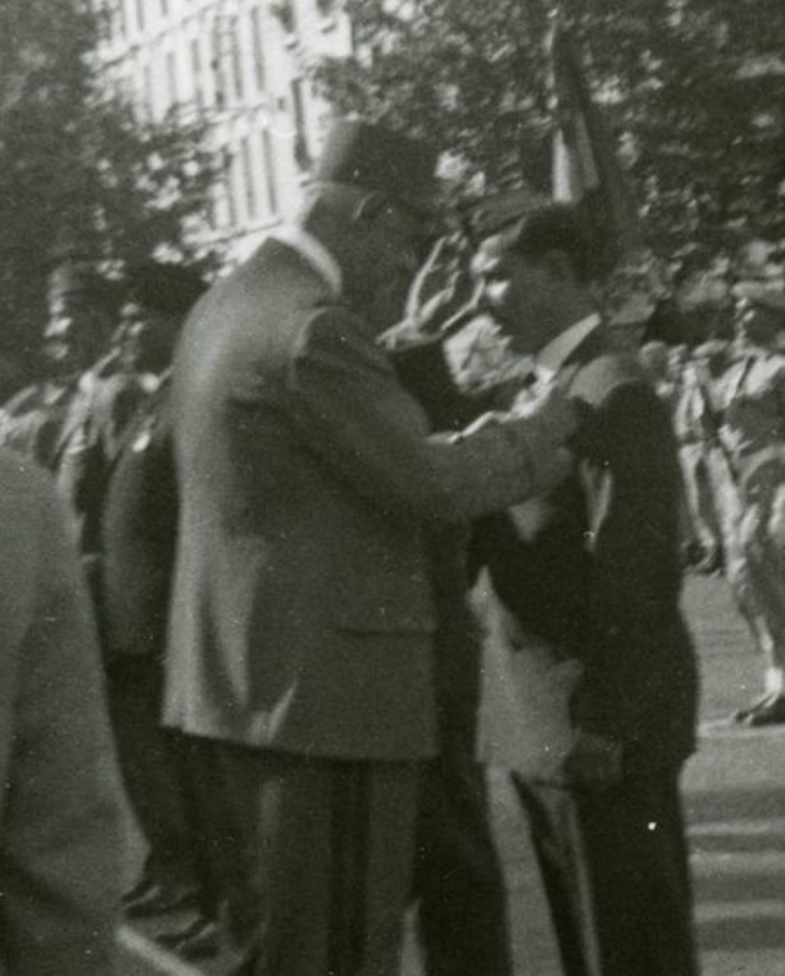 De Gaulle condecora al caporal «Belmonte» en 1954.