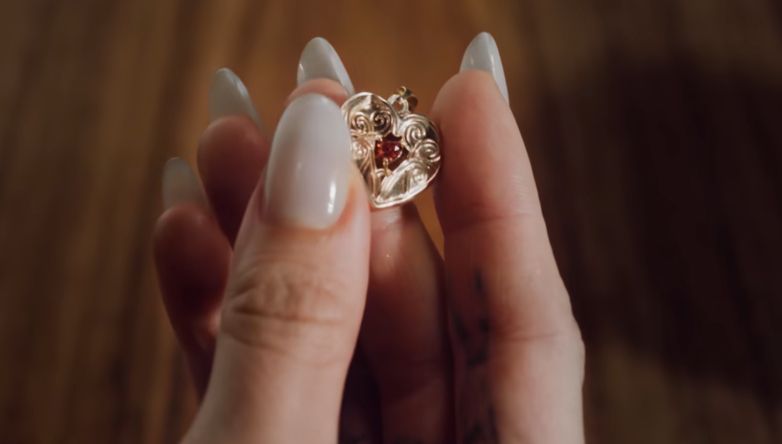 Fotograma videoclip de Rosalía, aparece un colgante de corazón