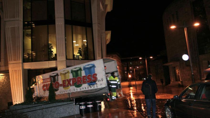 Un camión de Cubo Express en una calle de Oviedo