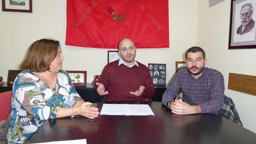 Alicia Muñiz, Glauco Argüelles y Unai Díaz, en la sede del PSOE de Noreña.