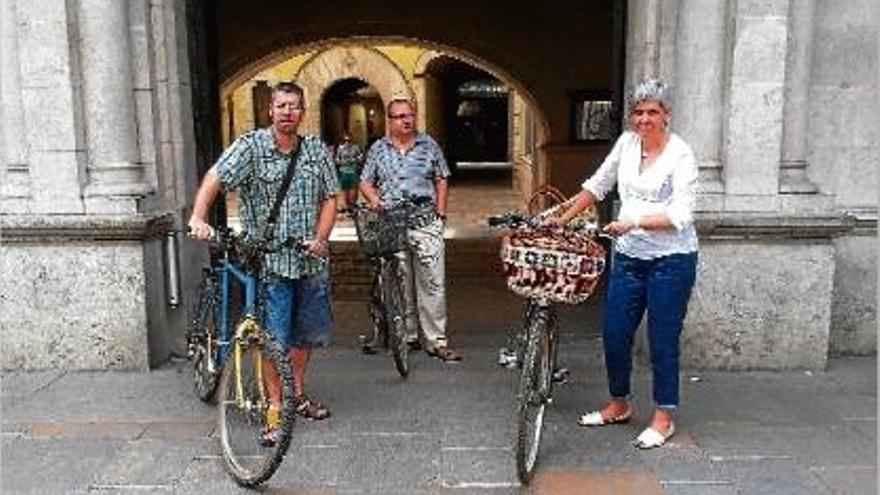 Jordi Navarro, Joan Olòriz i Núria Terés, ahir amb les seves bicicletes davant l&#039;Ajuntament.