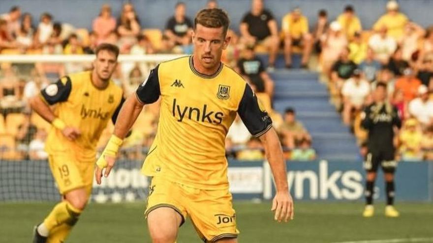 Tarsi Aguado controla un balón durante un partido con el conjunto madrileño.