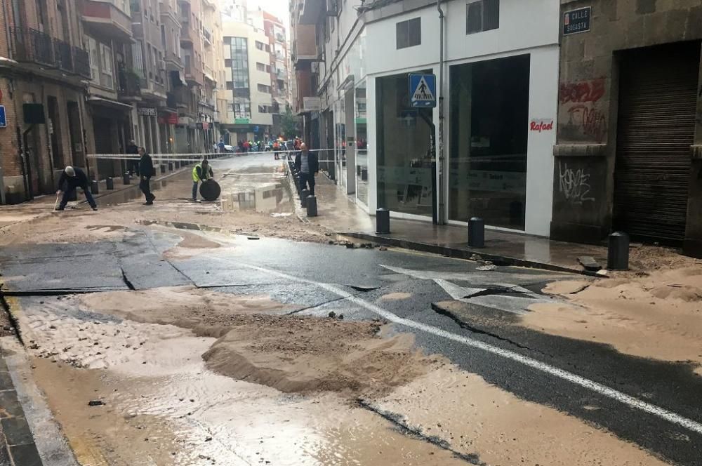 Revienta una tubería en el centro de Murcia