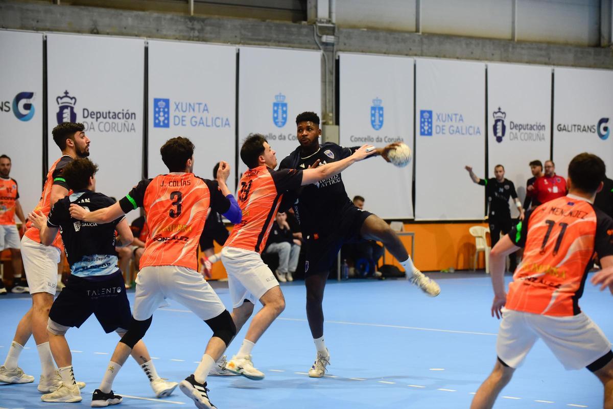 Gabi Navarro arma el lanzamiento en el partido contra el Base Oviedo.