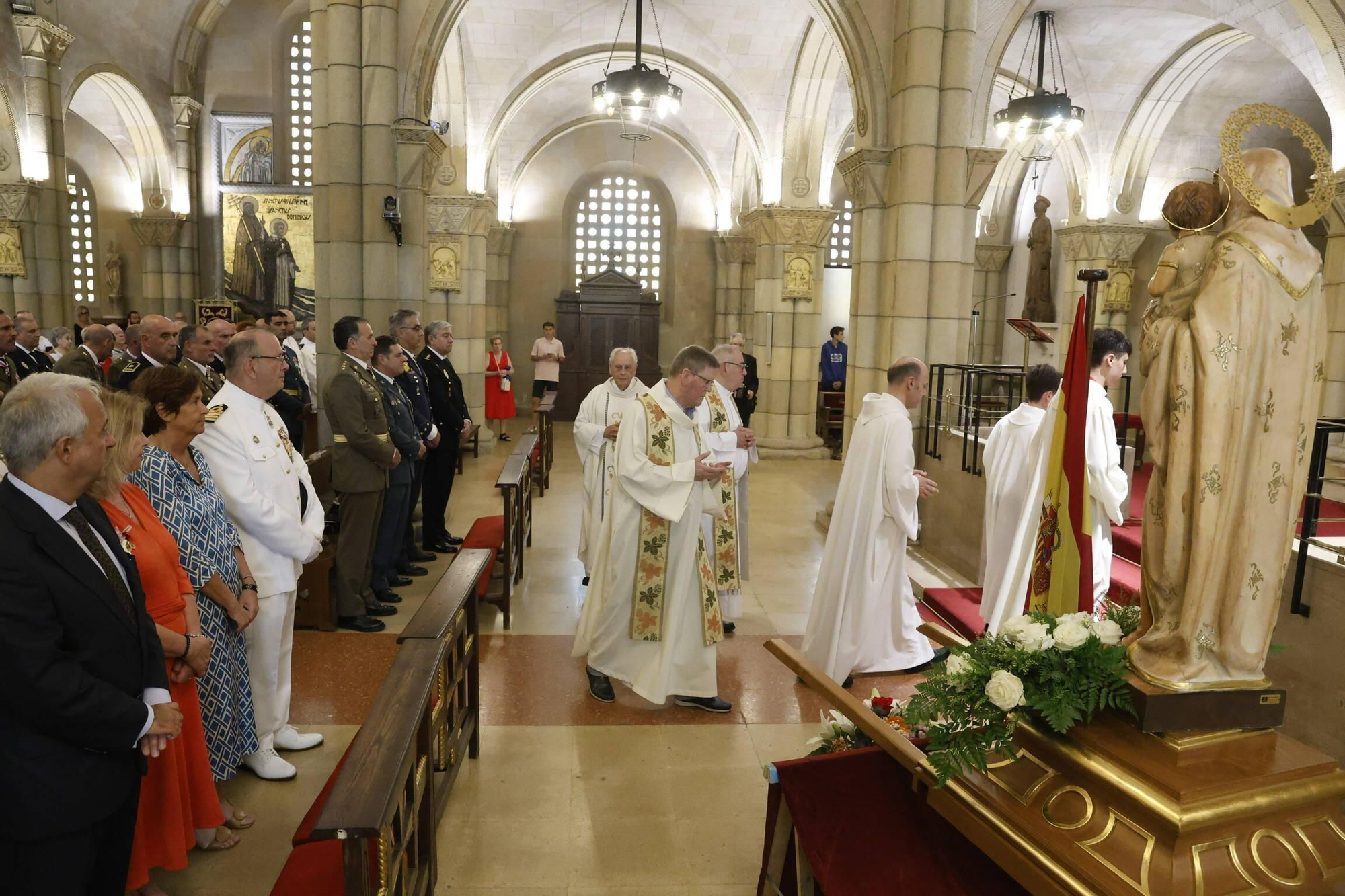 La misa con la Armada y la ofrenda floral del Carmen en Gijón, en imágenes