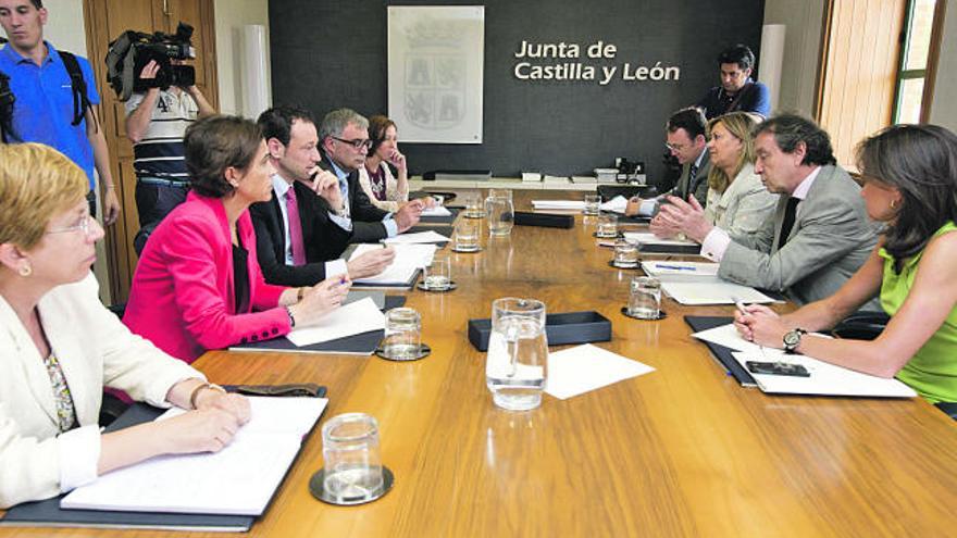 Reunión entre las delegaciones de los gobiernos de Castilla y León (a la derecha) y del Principado (a la izquierda).