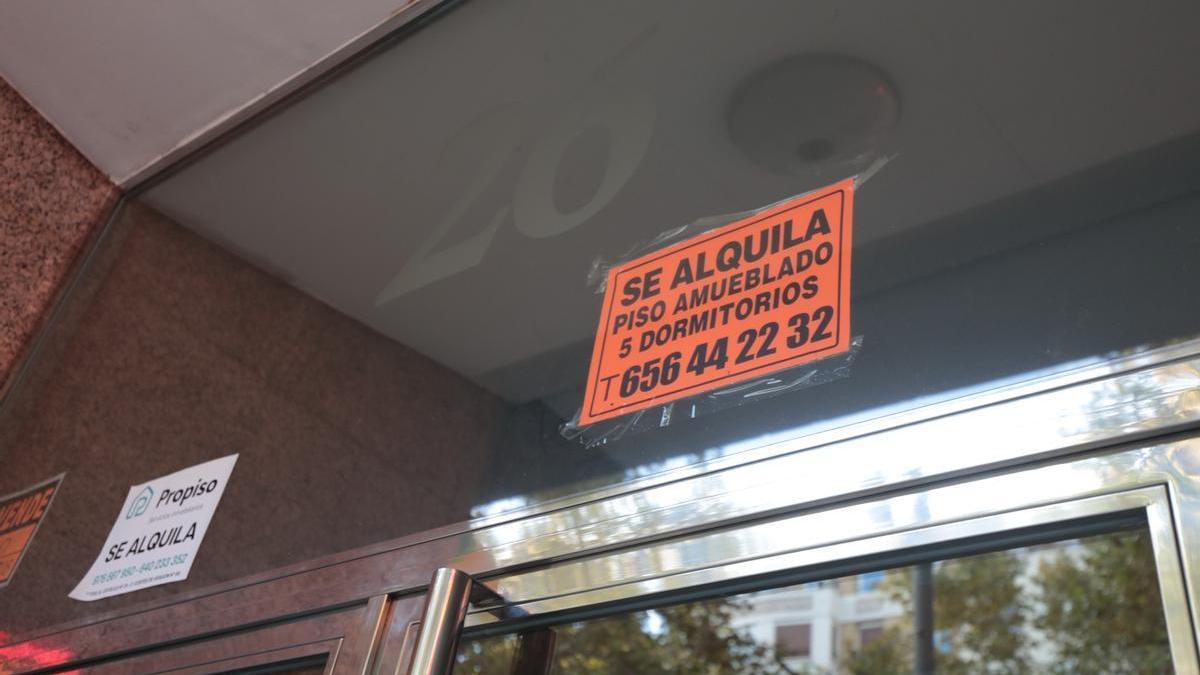 Cartel de alquiler de vivienda en un edificio de la Gran Via de Barcelona