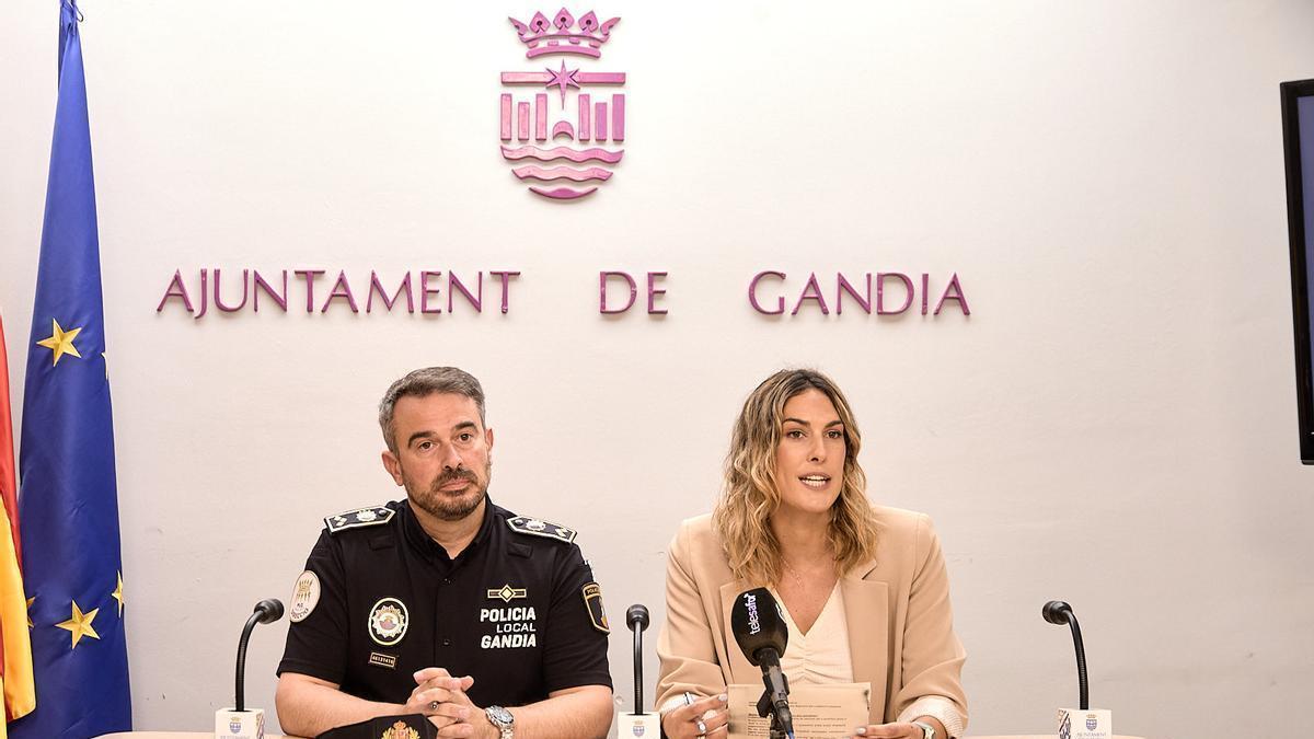 El comisario de la Policía Local de Gandia y la concejala de Seguridad