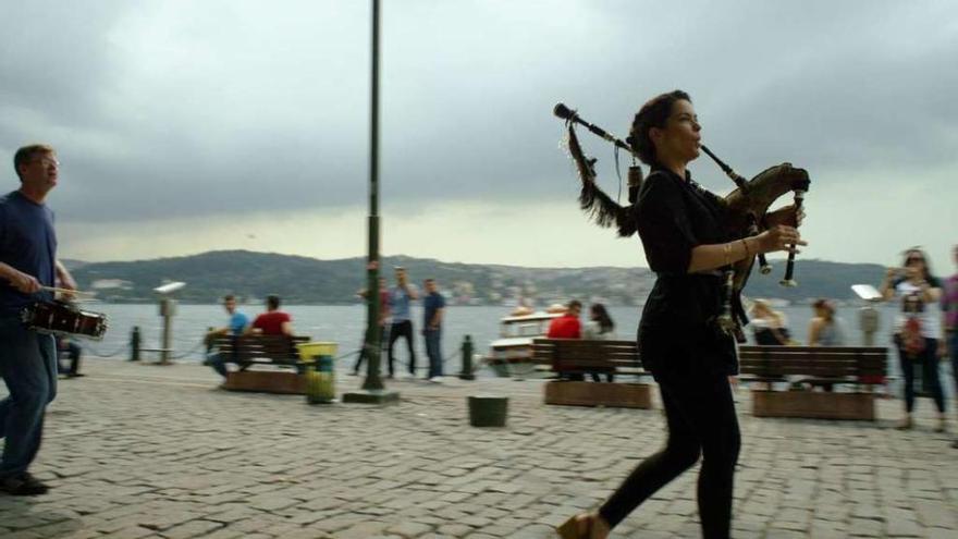 Cristina Pato, en una de las escenas del documental. // Participant Media