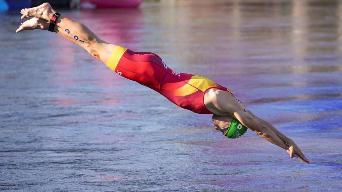 El español Antonio Serrat se zambulle en el río Sena durante la prueba de natación del triatlón de relevos mixtos en los Juegos Olímpicos de París